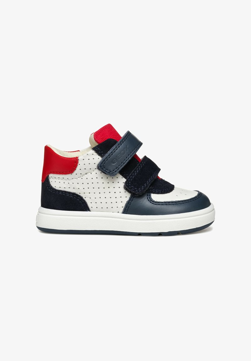 Scarpe da ginnastica per bambini in pelle perforata bianca, con dettagli in blu navy, tallone rosso e doppie chiusure in Velcro. Suola in gomma bianca. Design atletico casual.