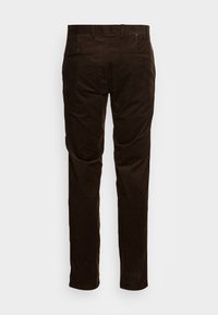 Pantalons en velours côtelé marron présentant un design à jambe droite, avec deux poches arrière et une finition texturée.