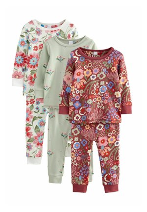Vier sets kinderpajama's in verschillende bloemenpatronen. De materialen zijn van zachte katoen in groen, wit en rood met elastische manchetten.