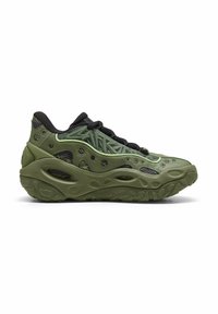 Baskets épaisses vert olive avec semelle texturée, détails en mesh noir et lacets noirs, présentées de profil sur fond blanc.