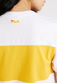 Fila ALLISON - T-shirt imprimé - bright white/citrus