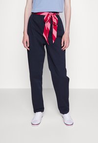 Tommy Hilfiger SCARF PLEATED TAPERED - Broek - desert sky