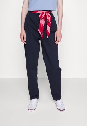 Tommy Hilfiger SCARF PLEATED TAPERED - Broek - desert sky