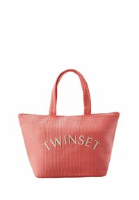 Borsa a spalla intrecciata color corallo con due manici corti, dotata della scritta "TWINSET" in lettere metalliche sulla parte frontale, forma rettangolare, finitura testurizzata.