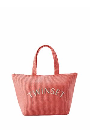 Borsa a spalla intrecciata color corallo con due manici corti, dotata della scritta "TWINSET" in lettere metalliche sulla parte frontale, forma rettangolare, finitura testurizzata.