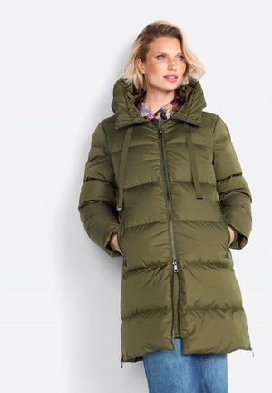 Olivgrüner Puffer-Mantel mit steilem Kragen, verstellbarem Kapuzen, durchgehendem Reißverschluss und Seitentaschen. Merkmale sind das gestickte Steppmuster und die glatte Textur.