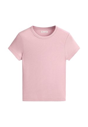 Mäkké ružové bavlnené tričko s krátkym rukávom, okrúhlym výstrihom a jednoduchým šitím, položené na rovnej bielej ploche.