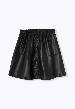 Jupe en simili cuir noir avec une taille élastique, forme évasée et texture lisse. Présente des détails en panneaux sur le tissu.