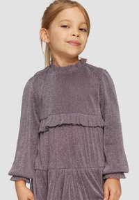 Robe violette texturée avec des volants, manches longues et décolleté froncé. Fabriquée en un tissu doux et brillant.