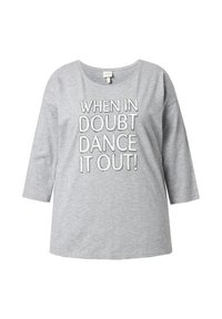Szary t-shirt z rękawem 3/4, wykonany z miękkiego materiału, z nadrukowanym hasłem "KIEDY MASZ WĄTPLIWOŚCI, TAŃCZ!" w pogrubionym czarnym tekście.