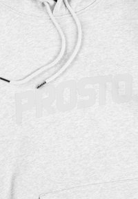 Szara bluza z kapturem wykonana z miękkiego materiału, z dużym, matowym logo „PROSTO.” na środku. Zawiera przednią kieszeń oraz sznurek do regulacji kaptura.