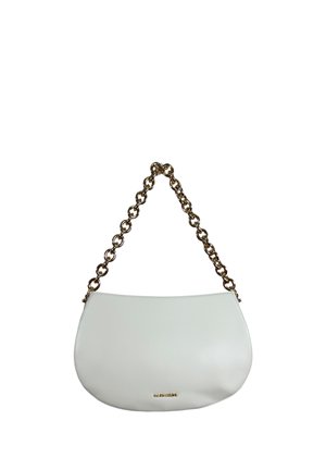 Borsa in pelle bianca con fondo curvo e tracolla a catena spessa dorata, con un piccolo logo del marchio in oro vicino alla base.