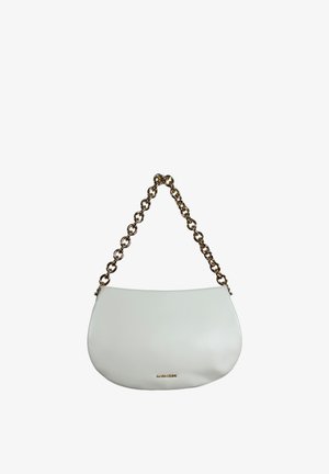 Borsa in pelle bianca con fondo curvo e tracolla a catena spessa dorata, con un piccolo logo del marchio in oro vicino alla base.