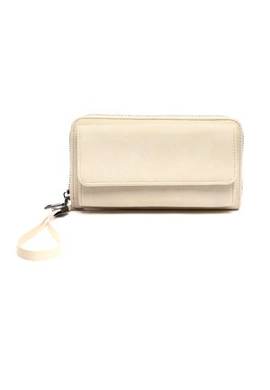 Bež pravokutni novčanik s prednjim džepom s poklopcem, zatvaračem na patentni zatvarač i pričvršćenom platnenom narukvicom na bijeloj pozadini.
