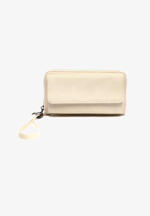 Portefeuille bracelet rectangulaire beige avec poche avant à rabat, fermeture éclair et sangle de poignet en tissu attachée sur fond blanc.