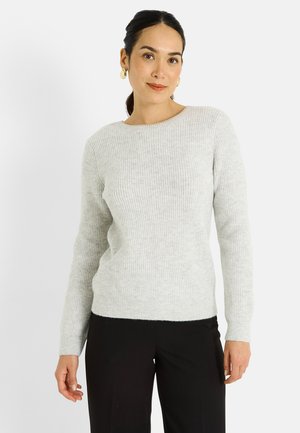 Suéter gris claro acanalado con cuello redondo, mangas largas y textura suave, combinado con pantalones negros. Sin patrones ni detalles visibles.