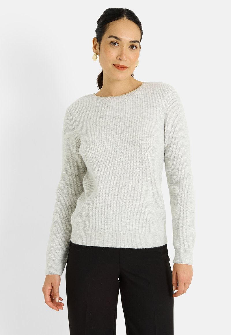 Suéter gris claro acanalado con cuello redondo, mangas largas y textura suave, combinado con pantalones negros. Sin patrones ni detalles visibles.