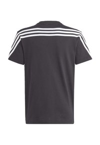 Camiseta de algodón negra con mangas cortas, que presenta tres franjas blancas horizontales en la parte superior de la espalda. Diseño de cuello redondo estándar.