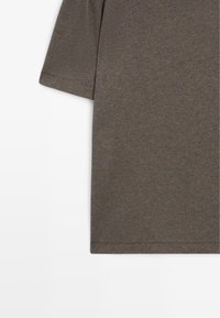 Dark brown t-shirt with short sleeves. Made of soft fabric with a textured finish. Features a rounded neckline and a straight hem.