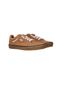 Zapatillas de gamuza marrón con cordones blancos, puntera redondeada, suelas de goma y un logo de Vans en el lateral, con detalles cosidos y una textura suave.