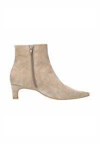 Stivale alla caviglia in suede beige con punta affusolata, cerniera laterale e tacco quadrato basso. Texture liscia con dettagli minimi.