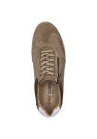 Ruske nubuk-sneakersit, joissa on rei'itetty päällinen, nauhakiinnitys, sivuvetoketju yksityiskohtana ja vaaleanruskeat nahka-akcentit. Valkoinen kumipohja.