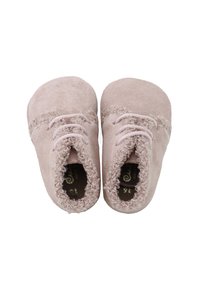 Zapatos baby de color rosa suave hechos de ante, con puntera redondeada, forro suave y detalles de encaje. Aptos para bebés o niños pequeños.