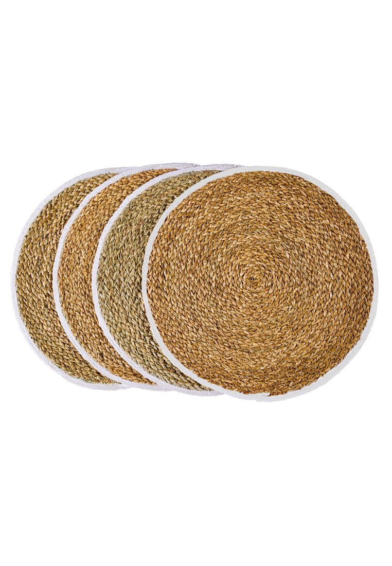 Set aus vier runden Untersetzern aus geflochtenen Naturfasern in Beige und Hellbraun mit weißen Rändern, die eine strukturierte Oberfläche aufweisen.