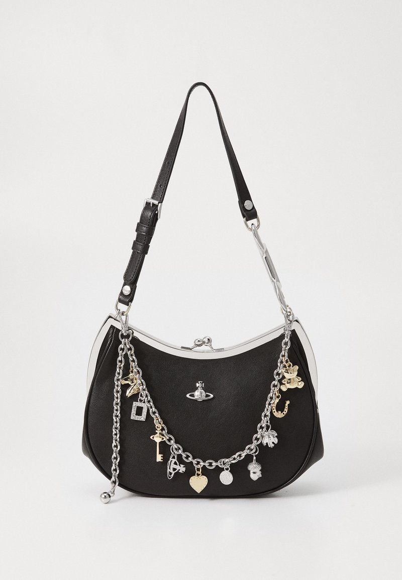 Czarna skórzana torebka z srebrną ramką, regulowanym paskiem i srebrnym łańcuchem ozdobionym różnymi złotymi i srebrnymi zawieszkami.