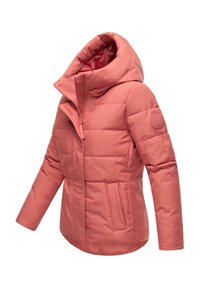 Veste rembourrée en corail avec col montant, fermeture éclair intégrale et deux poches latérales. Présente un patch logo rond sur le haut du bras.