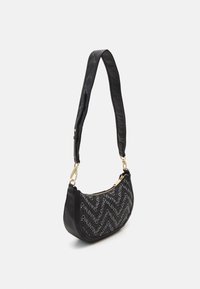 Svart axelväska med en böjd form, försedd med ett texturerat tyg med upprepat logotryck och en glänsande lås i guldton.