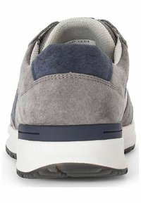 Graue Wildledersneaker mit marineblauen Akzenten, abgerundetem Hinterteil und gepolsterter weißer Sohle. Verfügt über ein strukturiertes Material und ein minimalistisches Design.