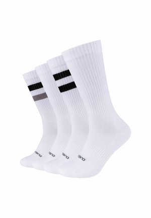 Quattro paia di calzini bianchi al polpaccio con trama a coste, due hanno due strisce nere, uno ha una striscia nera e una grigia vicino alla parte superiore.
