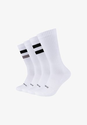 Vier paar witte enkelsokken met geribbelde textuur, twee hebben twee zwarte strepen, één heeft één zwarte en één grijze streep dicht bij de bovenkant.