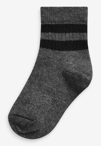 Chaussette de cheville grise avec un haut côtelé, comportant deux bandes noires horizontales. Fabriquée dans un tissu doux et texturé.