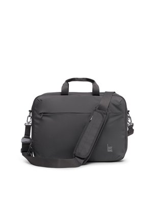 Musta suorakaiteen muotoinen kannettavan tietokoneen laukku kaksinkertaisilla kahvoilla, säädettävällä pehmustetulla olkahihnalla, etutaskulla, jossa vetoketju, ja "GOT BAG" -logo alaoikeassa kulmassa.