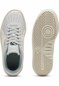 Zapatillas de cuero blanco con diseño perforado, acentos en azul claro, cordones planos y suela de goma texturizada con patrón en zigzag.