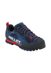 Chaussures d'escalade en daim bleu avec un capuchon en caoutchouc, accents rouges et semelle texturée. Présente le logo gris "MILLET" sur le côté et des lacets à motifs.