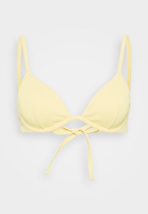 Gul ribbet trekant bikini topp med tynne justerbare stropper og knyting foran. Myk tekstur og sømmer for komfort.