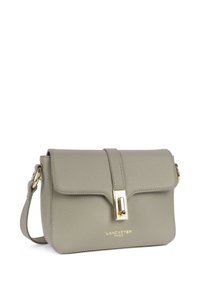 Graue Leder-Umhängetasche mit strukturierter Oberfläche, goldfarbenem Verschluss und verstellbarem Riemen. Zeigt das Logo "LANCASTER PARIS" auf der Vorderseite.