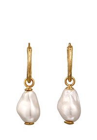 Guldtonede hoop øreringe med tekstureret finish, der har uregelmæssige hvide perle-drops. Perlerne er glatte med naturlige variationer i form.