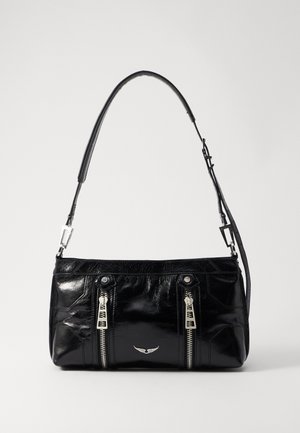 Mala de mão em couro preto com dois bolsos com fecho éclair, textura brilhante, alça ajustável e detalhes metálicos. Forma compacta e retangular.