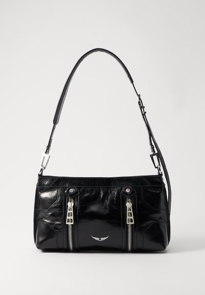 Sac à main en cuir noir avec finition brillante, doté de deux fermetures éclair frontales, d'accents en métal argenté et d'une bandoulière ajustable.