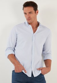 Lichtblauw en wit gestreepte overhemd met lange mouwen, een spread collar en zachte stof. Voorkruike accentueren het ontwerp.