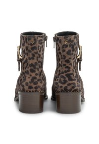 Botines de ante marrón con un patrón de leopardo, que presentan un tacón bajo apilado y detalles metálicos en tono dorado en los laterales.