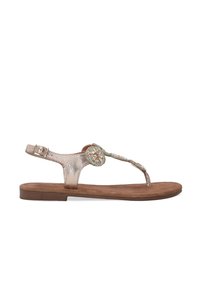 Metaliczne sandały w odcieniu różowego złota z designem T-strap, z ozdobą w postaci klejnotów oraz teksturowaną brązową wkładką. Zapięcie na klamrę po bokach.
