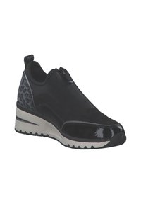 Scarpa sportiva nera con chiusura a zip, tomaia in suede e pelle verniciata, dettaglio in stampa leopardata testurizzata, suola ammortizzata e suola esterna bianca.