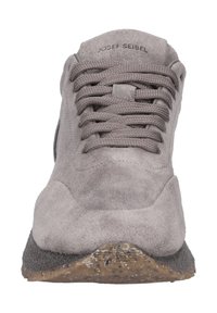 Hellgraue Wildleder-Sneaker mit strukturierten Seitenpaneelen, geflochtenen Schnürsenkeln und einer strukturierten Gummisohle mit natürlichen Mustern und Akzenten.