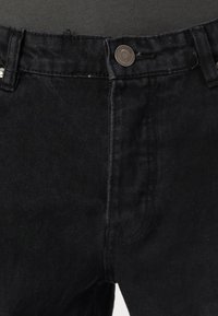 Svart denimjeans med høy midje, med knappelukking, frontlomme og subtil tekstur. Klassisk design med en jevn finish.