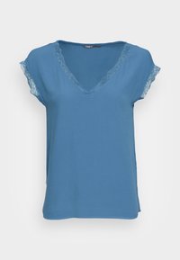 Top azul de manga corta con escote en V y encaje en las mangas y el escote. Hecho de una tela suave con un corte holgado.